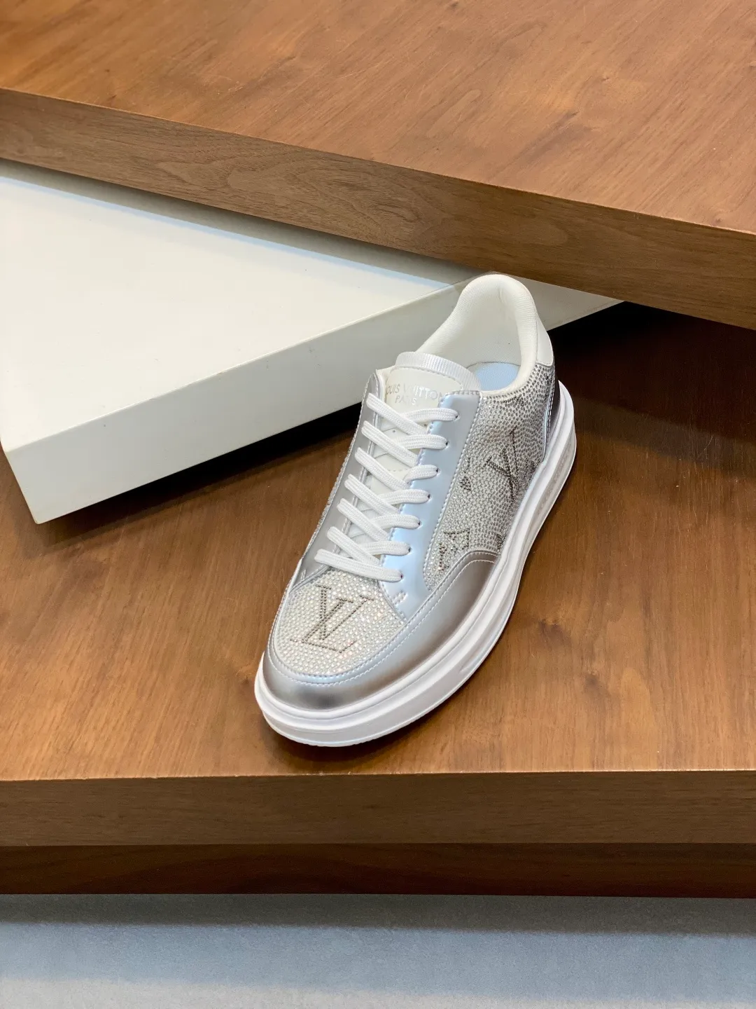Men's shoes 💰760¥ ••New arrivals•• 2025FW•LV TRAINER hot diamond starry 💎retro sneakers! Lou* V～Made in Wanduan️original and authentic goods! Original imported top-grade anti-velvet cowhide • Hot-stamped imported Czech diamonds 💠 Fabric mesh lining for feet ➕ Original TPU combination sole ~ Lasting technology • Comfortable and durable!  Size: 38-44 (Male 45 46 customized)